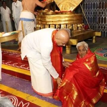 images (4) 116 ఏళ్ల బామ్మ సంకల్పం.. అలిపిరి మెట్లెక్కిన నవనీతమ్మ.. వెతికి మరీ VIP దర్శనం కల్పించిన టీటీడీ