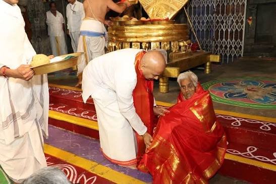 images (4) 116 ఏళ్ల బామ్మ సంకల్పం.. అలిపిరి మెట్లెక్కిన నవనీతమ్మ.. వెతికి మరీ VIP దర్శనం కల్పించిన టీటీడీ