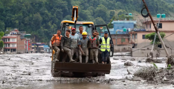 02 Nepal Flash Floods Horror:పొంచి వున్న మరో ఫ్లాష్ ఫ్లడ్! ఇండియాకు డేంజర్ బెల్స్.. టీ బ్రేక్తో 26 మంది ఆంధ్రా యాత్రికులు సేఫ్