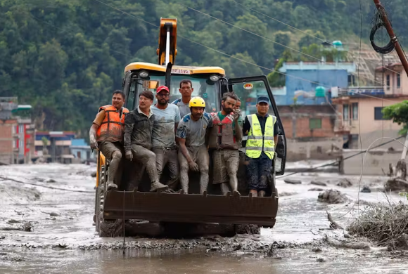 02 Nepal Flash Floods Horror:పొంచి వున్న మరో ఫ్లాష్ ఫ్లడ్! ఇండియాకు డేంజర్ బెల్స్.. టీ బ్రేక్తో 26 మంది ఆంధ్రా యాత్రికులు సేఫ్