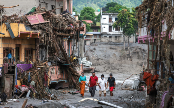 Nepal Nepal Flood Horror: ఎటు చూసినా కుళ్లిన శవాలు.. తమవారి కోసం జనం గాలింపు .. సామూహికంగా శవాల ఖననం.. శిథిలాల్లో సజీవంగా ఆరేళ్ల చిన్నారి