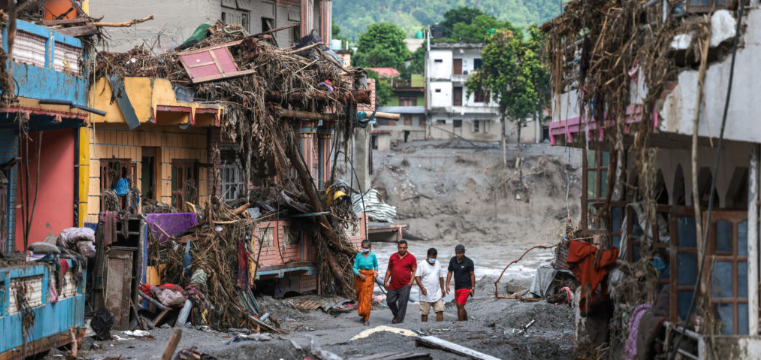 Nepal Nepal Flood Horror: ఎటు చూసినా కుళ్లిన శవాలు.. తమవారి కోసం జనం గాలింపు .. సామూహికంగా శవాల ఖననం.. శిథిలాల్లో సజీవంగా ఆరేళ్ల చిన్నారి