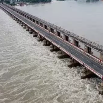 Prakasan Prakasam Barrage Flood Inflows Rise: ఏపీలో భారీ వర్షాలు.. ప్రకాశం బ్యారేజీకి పోటెత్తిన వరద